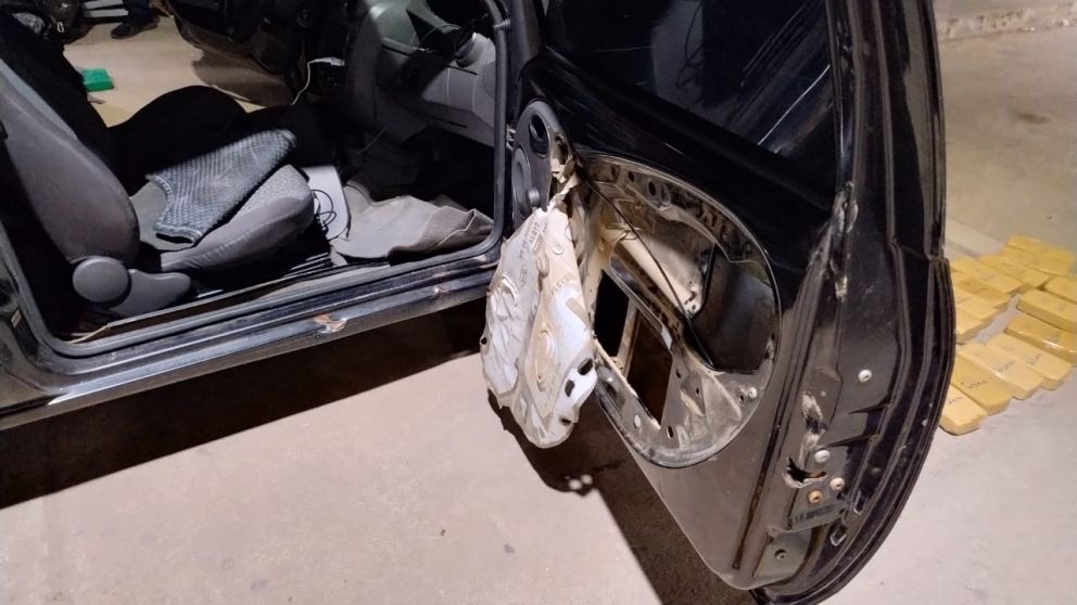 Aduana descubrió más de 60 kilogramos de cocaína ocultos en un automóvil