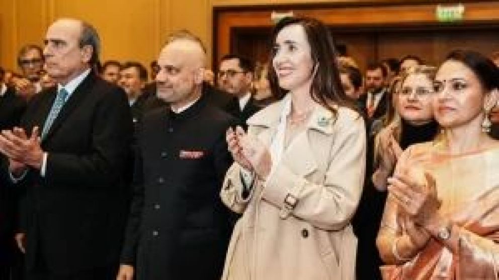  Destacadas figuras pol�ticas, entre las que tambi�n se encontraban Mariano C�neo Libarona, Luis Petri, Patricia Bullrich y Manuel Adorni, participaron de una recepci�n realizada en Buenos Aires para conmemorar el 78� D�a de la Independencia de India. La 