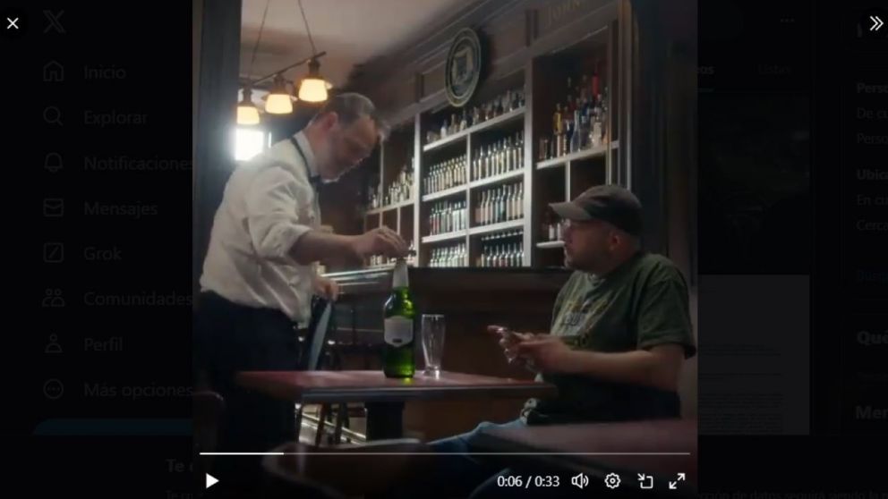 En la campaña de la UBA, el mozo explica la física detrás de cómo abrir una botella de cerveza