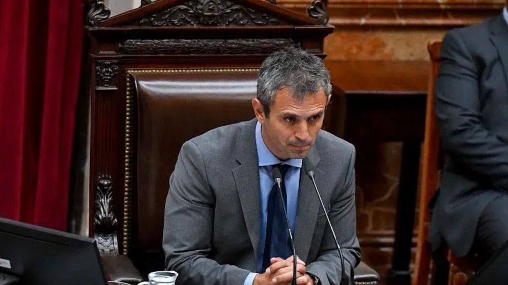 El presidente de la C�mara de Diputados extendi� el per�odo de tolerancia de 30 a 52 minutos para comenzar la sesi�n, pero finalmente tuvo que ceder.