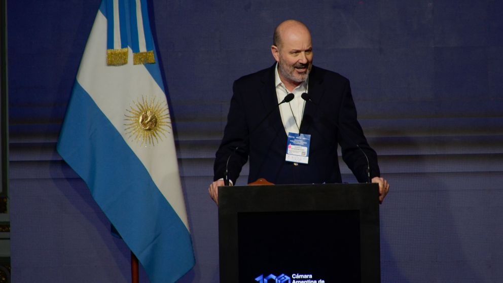 Javier Milei designó a Federico Sturzenegger como representante del Gobierno en el Consejo de Mayo.