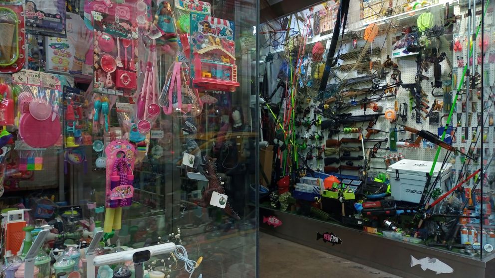 Un negocio de artículos de caza y pesca sumó juguetes para el Día de la Niñez