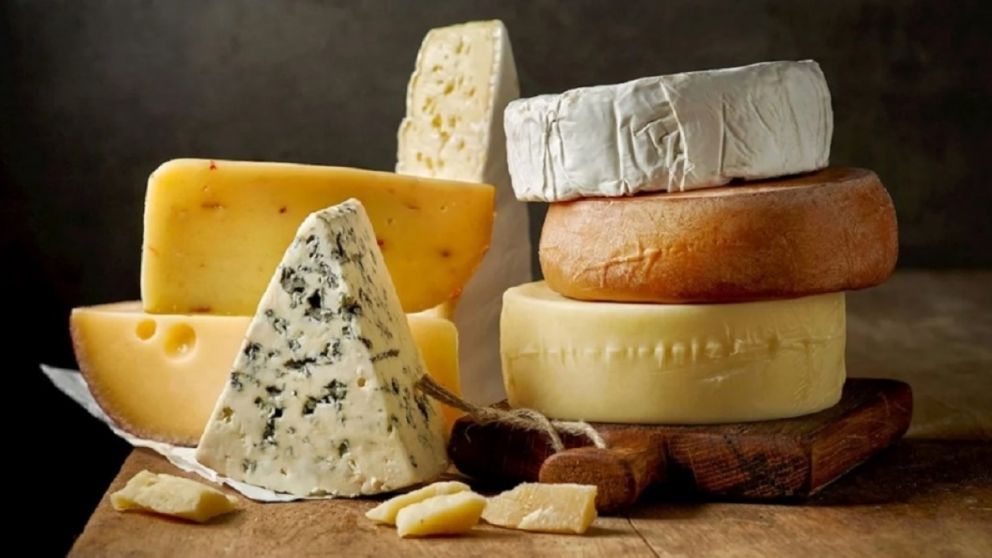 El debate sobre si es mejor optar por queso bajo en grasa o por el queso entero sigue sin resolverse
