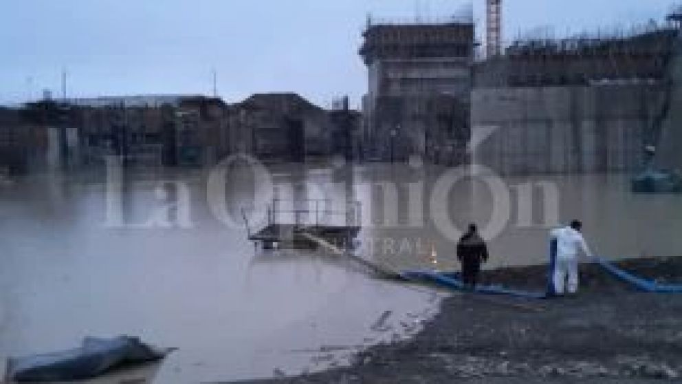 El río Santa Cruz, desbordado por intensas lluvias y el acelerado deshielo, generó inconvenientes en la represa en construcción, provocando inundaciones en el vertedero principal. Desde la UTE Represas Patagonia trabajan para mitigar los contratiempos y