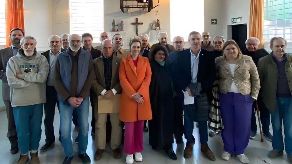 La visita de los diputados de La Libertad Avanza a los represores condenados, retratada dentro del penal de Ezeiza.