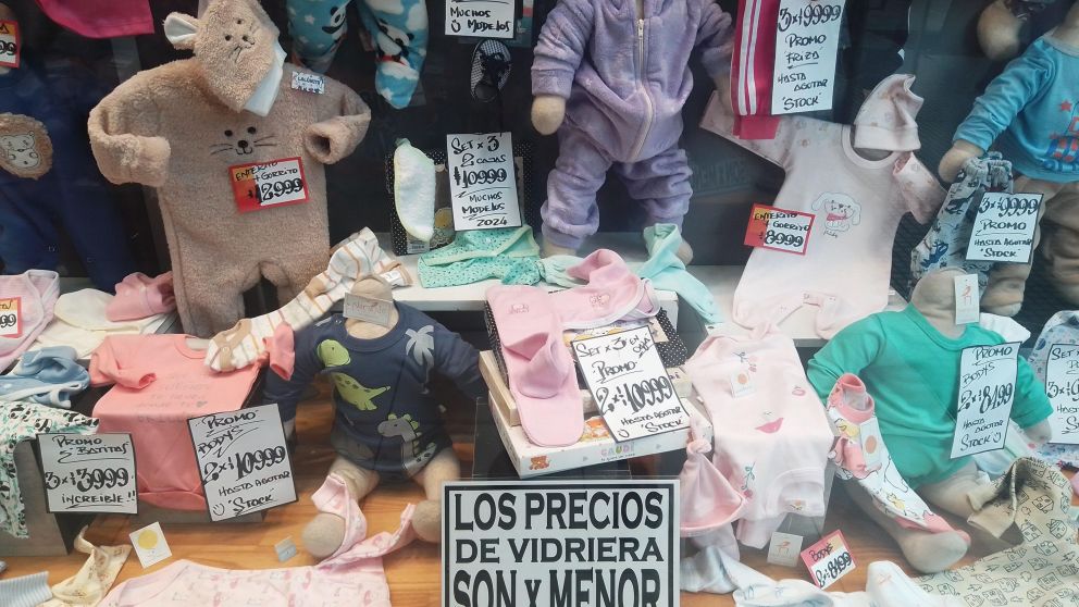 Los precios parecen de venta al por mayor, por eso los comerciantes aclaran que son al por menor