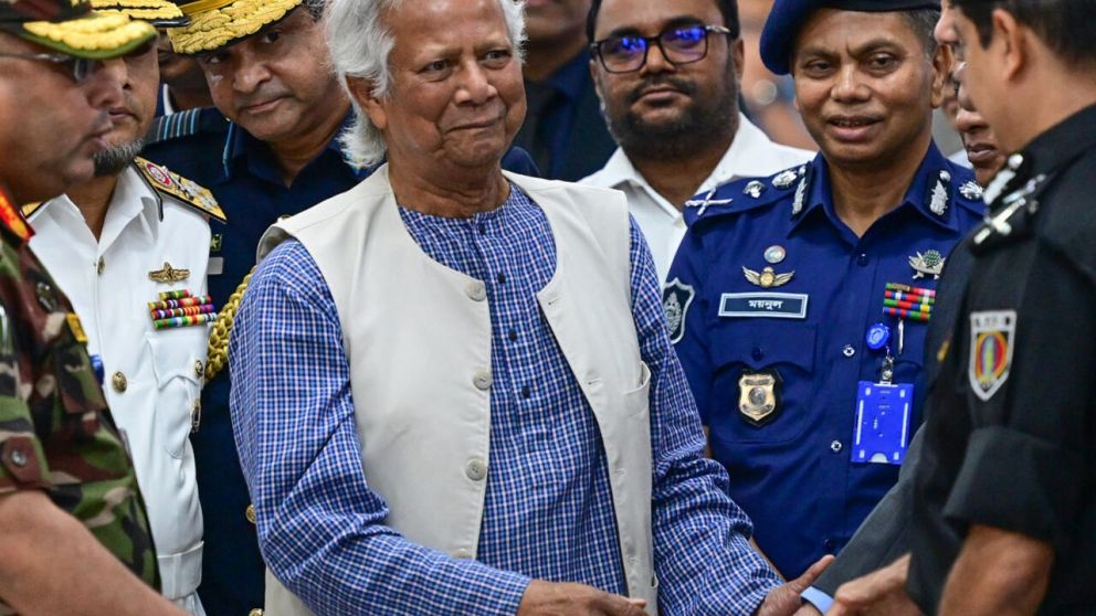 Yunus es saludado por personal de seguridad
