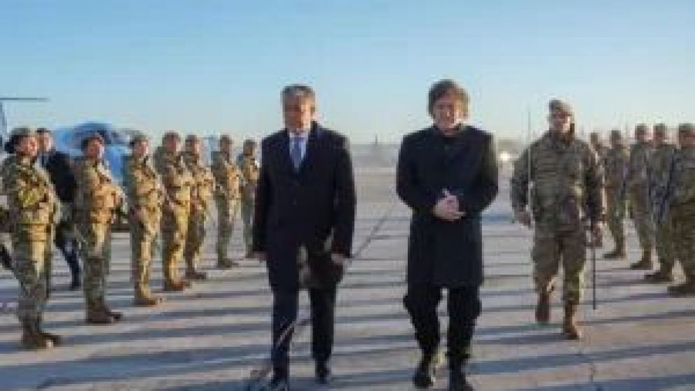  Es la primera vez, desde su asunci�n, que el Presidente visita los yacimientos de Vaca Muerta. Su llegada se da luego del anuncio de inversi�n de YPF y Petronas para la planta de GNL en R�o Negro, una obra clave para la producci�n hidrocarbur�fera de la 