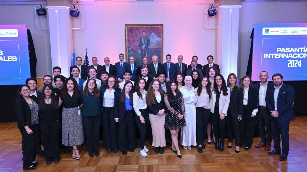 El grupo de estudiantes con los ejecutivos de las compañías