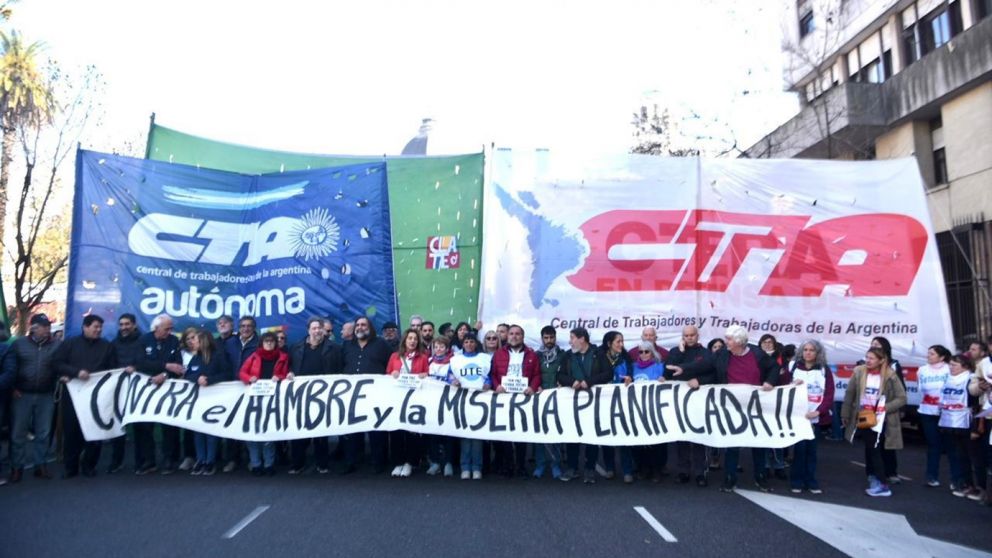 "El hambre es la peor violencia", fue el grito que unificó la protesta de San Cayetano