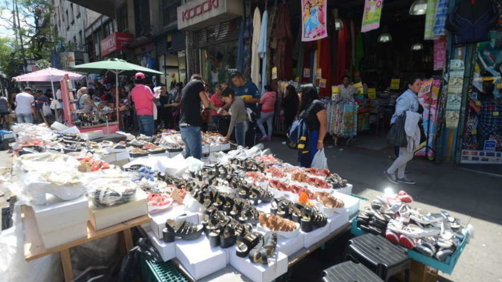 Ropa de invierno con descuentos en Once: en qué calles encontrar las mejores ofertas