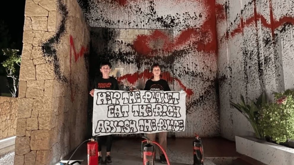 Un grupo ecologista vandalizó la fachada de la mansión de Leo Messi en Ibiza (Imagen redes sociales).