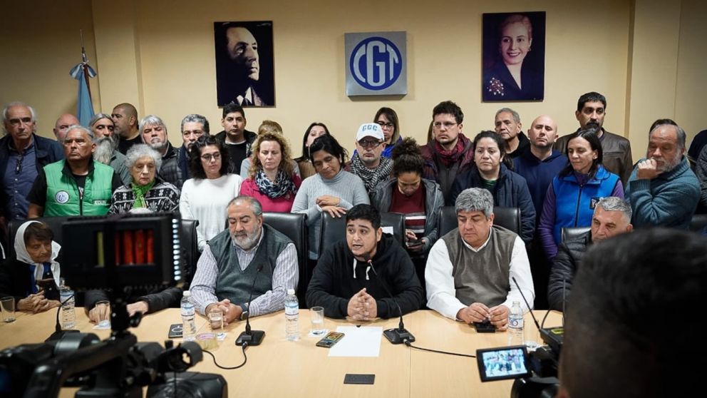 Gramajo (UTEP) flanqueado por Daer y Pablo Moyano en la conferencia