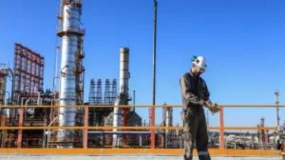 La petrolera procesó cerca de 600.000 m3 de crudo en marzo. En el complejo industrial en Luján se refina el 24,1% del gasoil y el 19,9% de las naftas que YPF comercializa en el país.