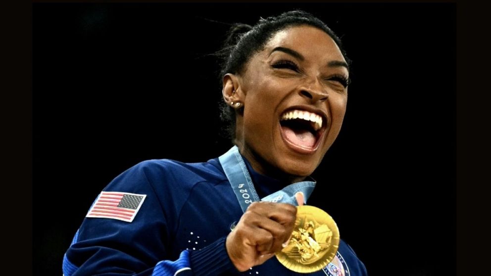 Simone Biles es la gimnasta estadounidense más condecorada de todos los tiempos con nueve medallas, seis de oro