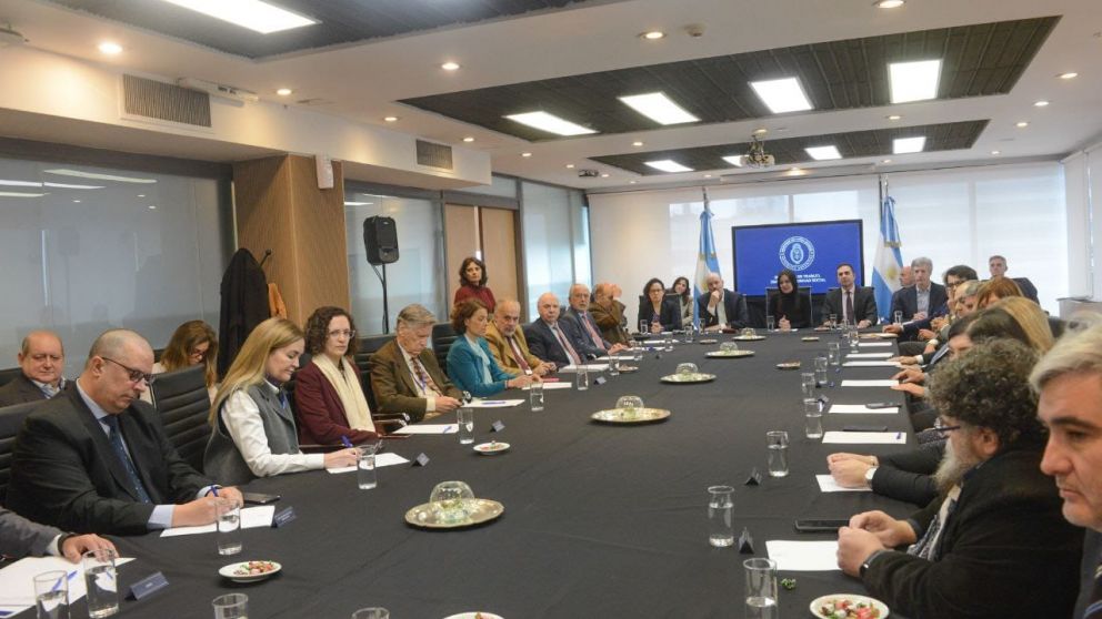 El Gobierno abrió la mesa de diálogo con eje en profundizar la reforma laboral