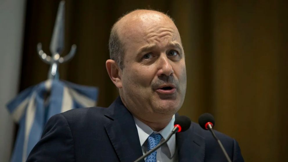 "�Qui�n fue el caprichoso?", lanz� el ministro contra el mandatario bonaerense