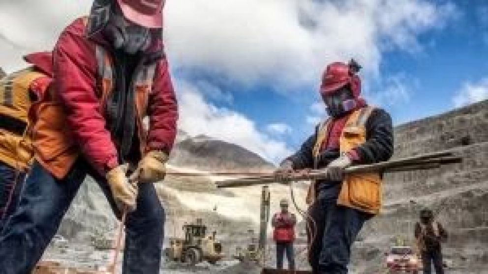  La c�mara que re�ne a las empresas mineras que operan en el pa�s, destac� que el RIGI una herramienta que "ayudar� a la concreci�n de importantes inversiones para la producci�n argentina. "Es fundamental para que los m�s de 25.000 millones de d�lares que