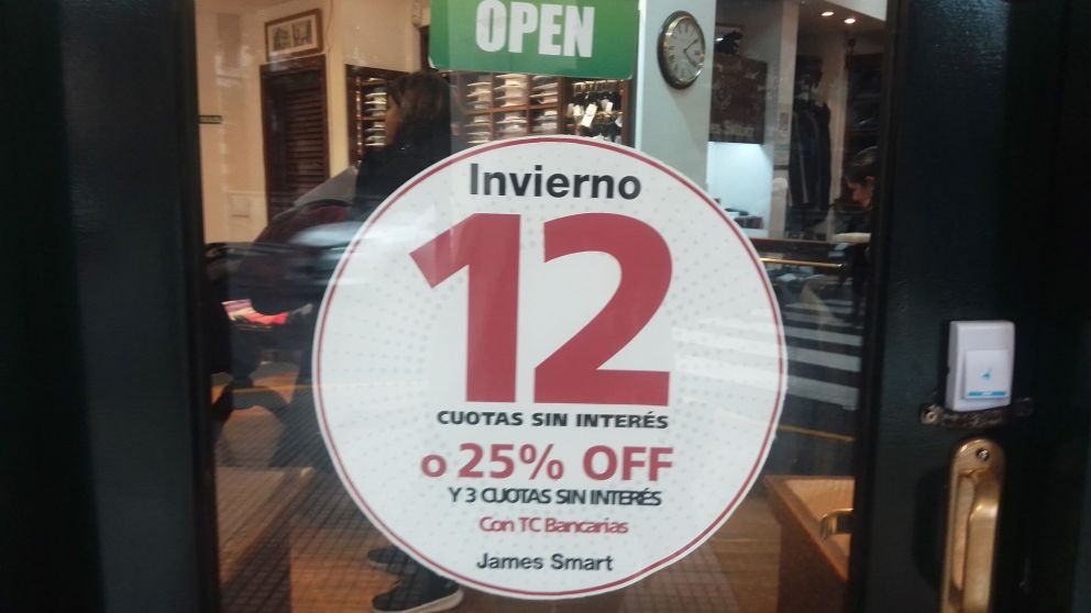 En la Avenida Alvear ofrecen hasta 12 cuotas sin interés en ropa de invierno