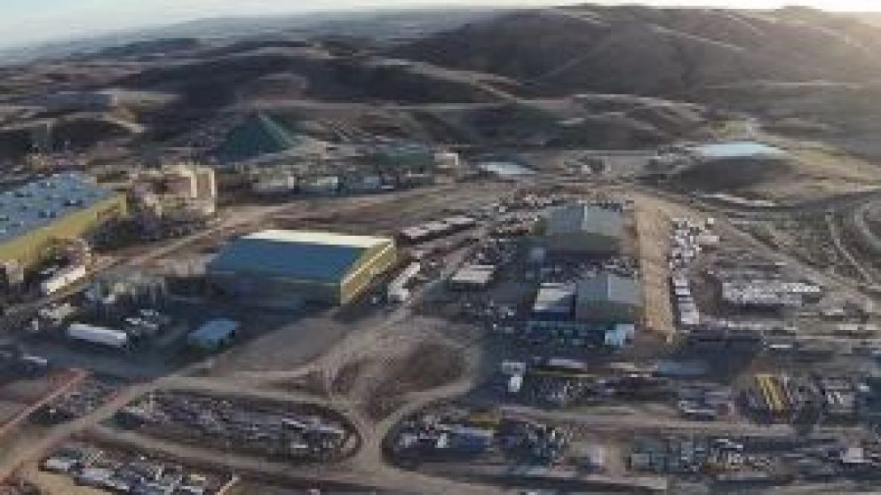 La empresa informó que reinicia sus operaciones tras el fallecimiento de Rosana Paola Ledesma y Daniel Alberto Ochoa en el yacimiento minero. "El plan de retorno a las operaciones ha sido revisado por las autoridades gubernamentales", informaron.