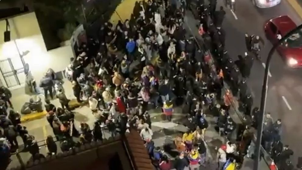 Manifestantes rodeando la embajada venezolana en Buenos Aires