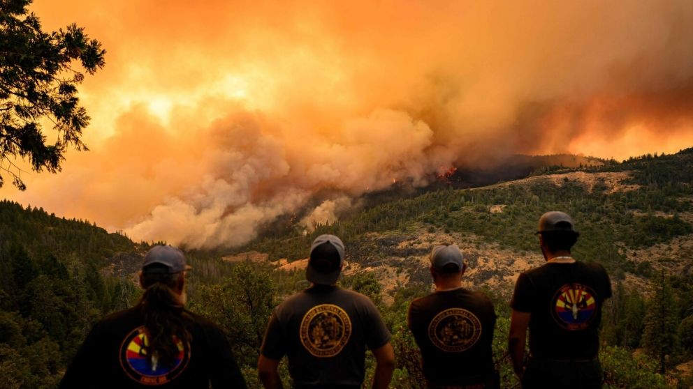 Miles de bomberos y personal forestal combaten el incendio