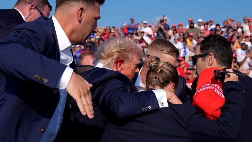 El director del FBI, Christopher Wray, puso en duda que Donald Trump hubiera sido alcanzado por una bala