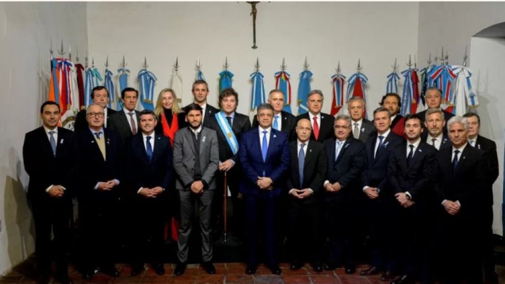 Javier Milei prepara medallas para los gobernadores que firmaron el Pacto de Mayo.