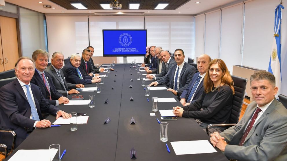 En medio de la recesión el Gobierno apuesta a una mesa con empresarios y la CGT