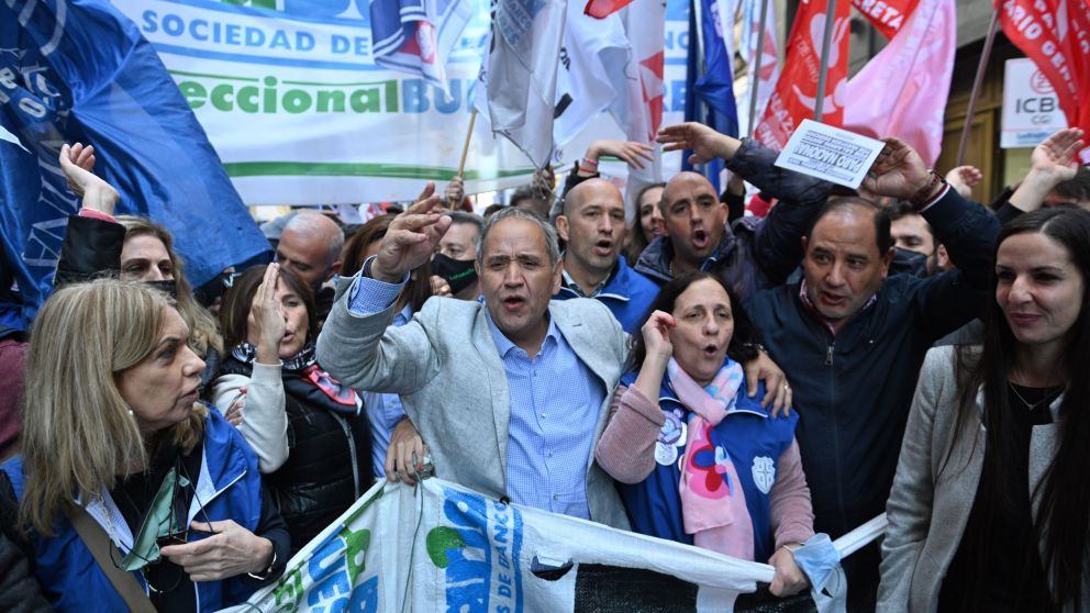 Palazzo encabeza la protesta de los bancarios