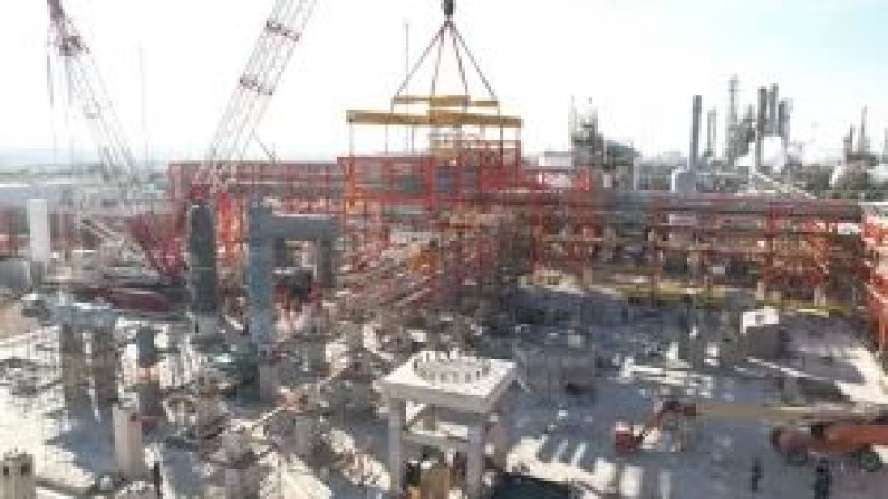 La empresa lleva adelante una modernización en dicho Complejo Industrial, como parte del proyecto Nuevas Especificaciones de Combustibles. La iniciativa cuenta con un avance del 60%.