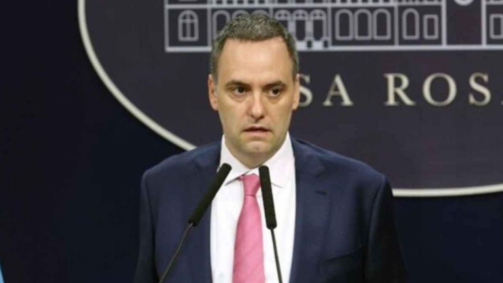 El portavoz presidencial, Manuel Adorni, anunció la baja de 60.000 pensiones del Anses
