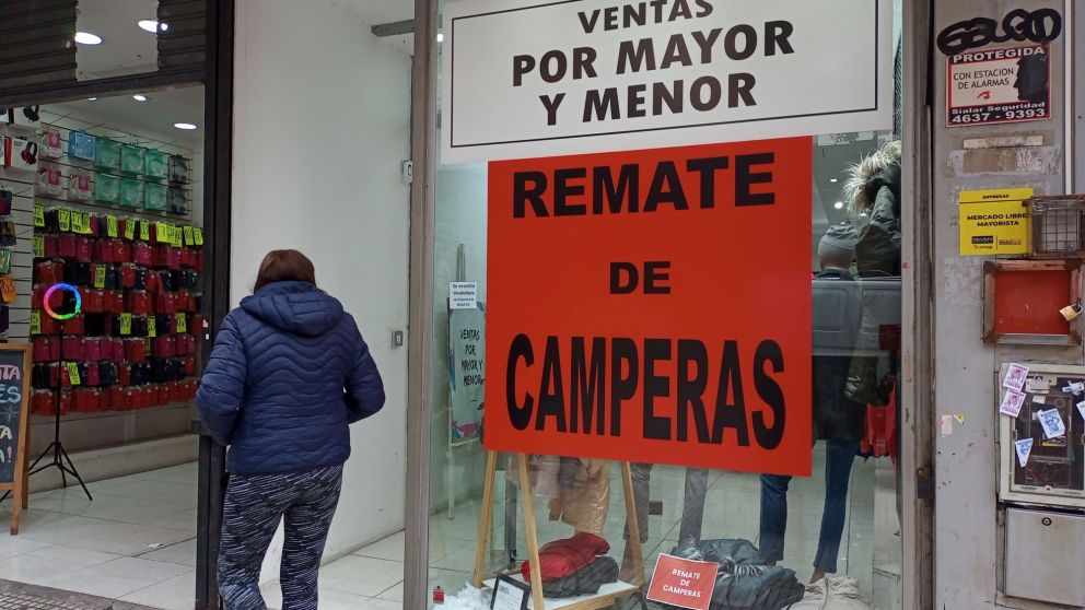 A menos de un mes de empezado el invierno, los comerciantes liquidan toda la ropa de abrigo