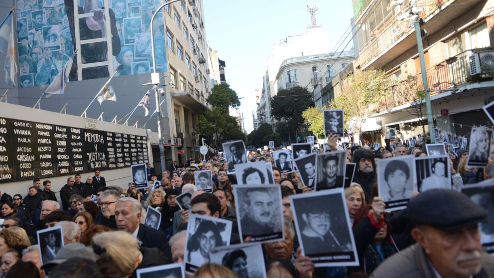 Como cada 18 de julio, una multitud se acercó hasta la sede situada en Pasteur al 600