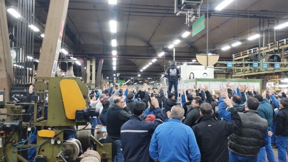 Bridgestone planea 450 despidos y apunta al sindicato como factor determinante