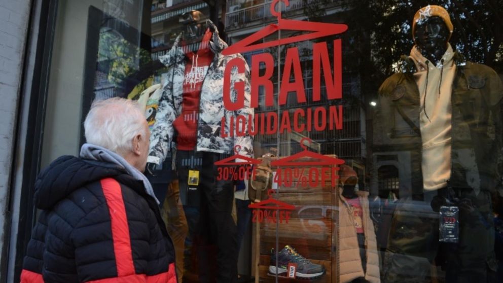A pesar de las promociones, los locales de ropa reciben muy pocos clientes