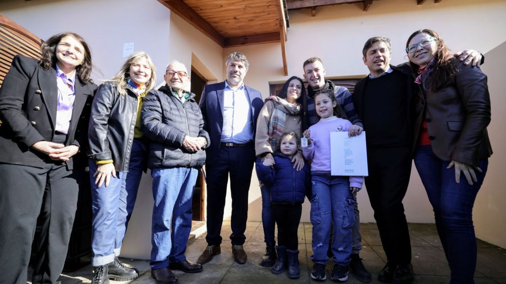 En contraposición a los recortes de Milei, Kicillof entregó hoy16 viviendas.