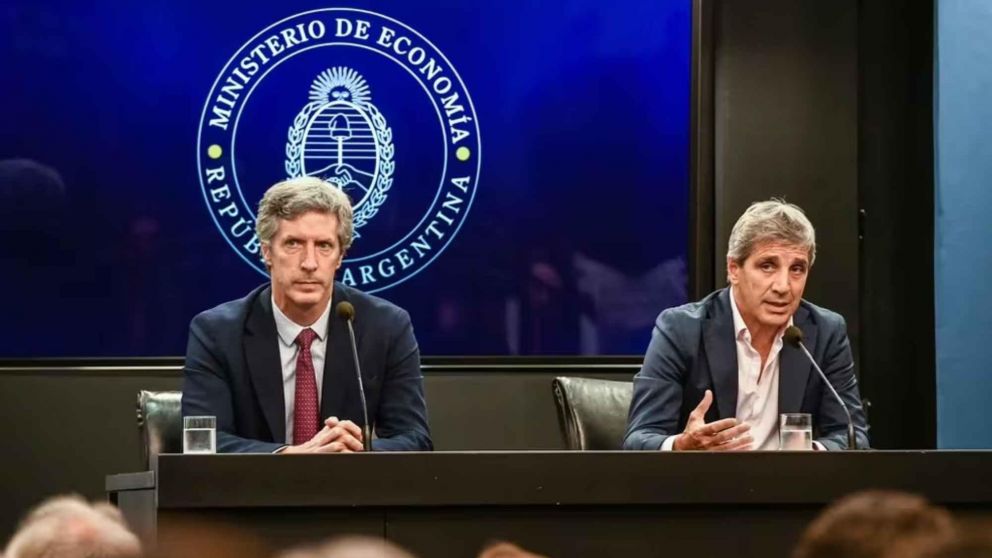 Santiago Bausili (BCRA) y Luis Caputo anunciaron los cambios dos semanas atrás