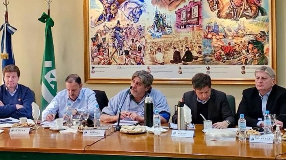 Los jefes provinciales, junto a Pignanelli, durante la reunión en la sede de Smata