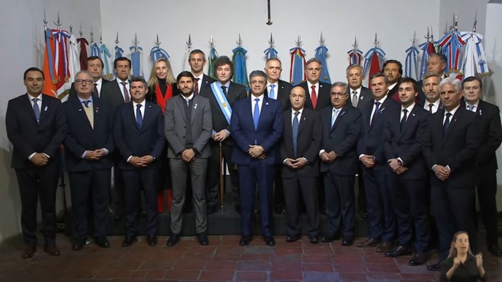 Todos los gobernadores que firmaron el Pacto, con el presidente Javier Milei en Tucumán