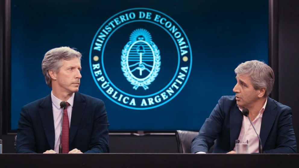 El titular del BCRA, Santiago Bausili y el ministro de Economía, Luis Caputo