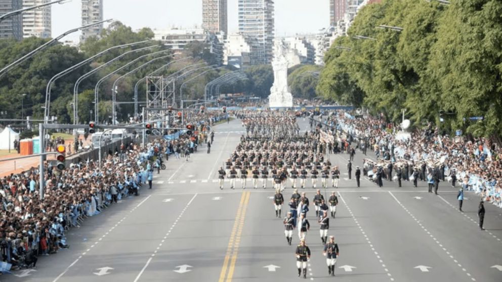 IMAGEN DEL ÚLTIMO DESFILE MILITAR REALIZADO EN BUENOS AIRES. FUE EN 2019, CON MAURICIO MACRI PRESIDENTE.
