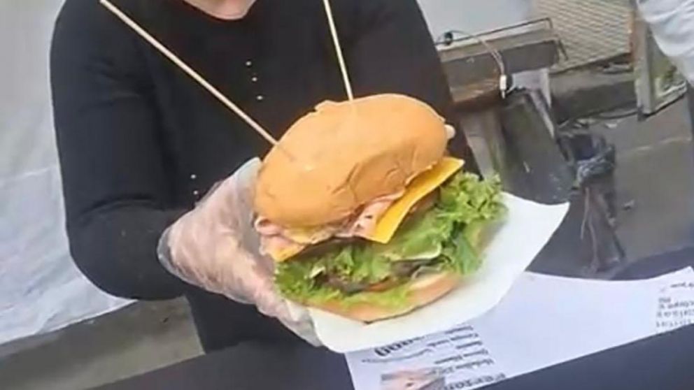 Furor por "La Gran Milei", la hamburguesa tucumana que cuesta $8.500!