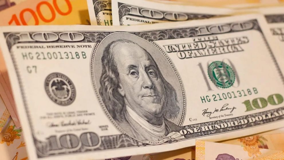 El dólar oficial mayorista subió $1 y aceleró el crawling peg