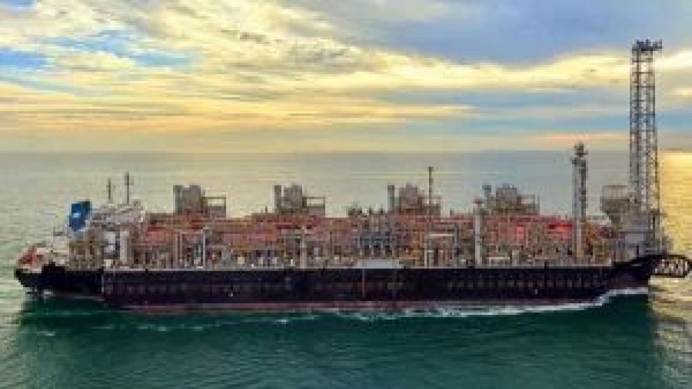 La empresa anunció que ingresará al selecto grupo de exportadores de gas licuado mediante una asociación con la compañía noruega Golar. Pan American tiene su principal polo productor de petróleo y gas en Chubut y estiman que la inversión rondaría en los 3