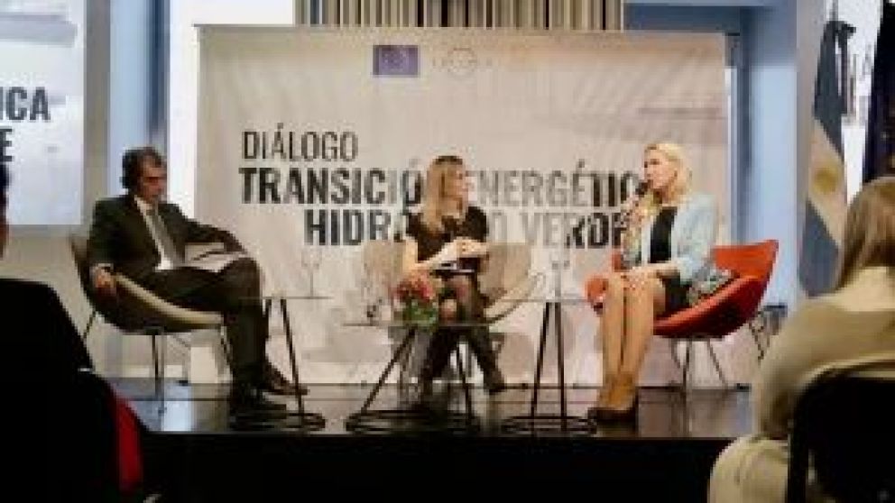 La máxima autoridad energética del bloque europeo, Kadri Simson, estuvo en el país en un encuentro sobre transición energética e hidrógeno verde. Destacó la colaboración en materia de energía entre la UE y la Argentina. También participó el Secretario de