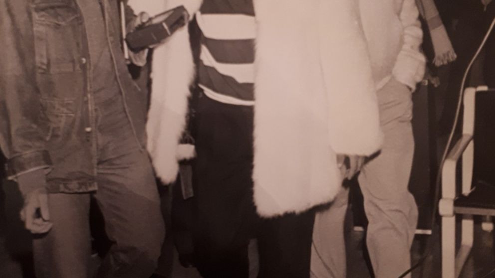 Sábado 7 de julio de 1984. Frío tremendo. Aeropuerto de Ezeiza. Diego llegó con su tapado de zorro blanco. Revolución. En la foto, Hugo Ferrer, autor de esta nota, con Diego el día de su llegada. Habló de Boca, los millones, los periodistas y Nápoles