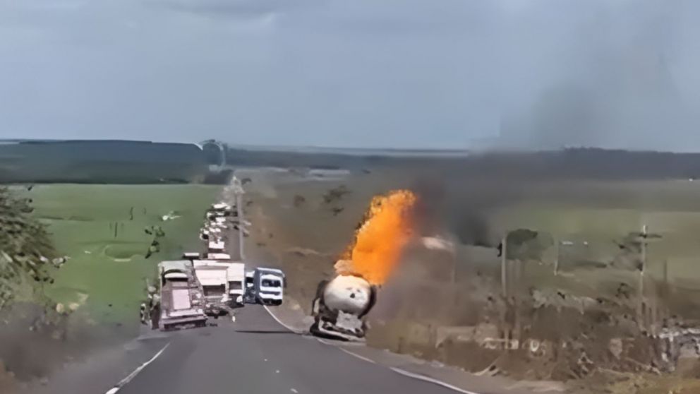Brasil: la impactante explosión de un camión en plena ruta
