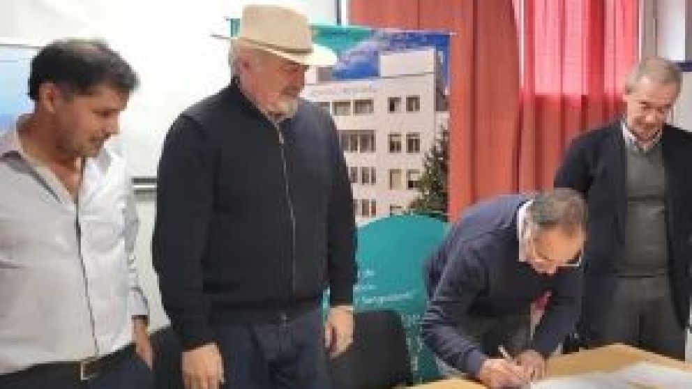 Fue en el marco de cuatro equipos de ventilación y alto flujo para tratar la bronquiolitis en épocas de invierno, que fueron donados por la empresa Pan American Energy. Instó a las demás operadoras instaladas en la región y en la Cuenca, “a no mirar para