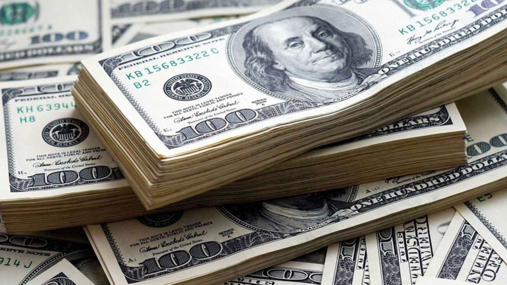 El dólar trepó a un máximo histórico este lunes: $1415